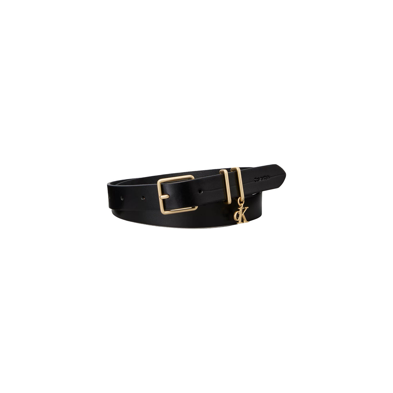 Cintura Sottile Pelle Calvin Klein Charm; Nero. 100% Vera pelle, fibbia e passanti dorati con charm monogramma CK. Larghezza sottile, stile sofisticato e moderno per ogni stagione. Vista frontale 