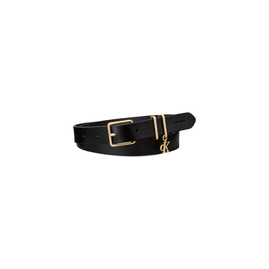 Cintura Sottile Pelle Calvin Klein Charm; Nero. 100% Vera pelle, fibbia e passanti dorati con charm monogramma CK. Larghezza sottile, stile sofisticato e moderno per ogni stagione. Vista frontale 