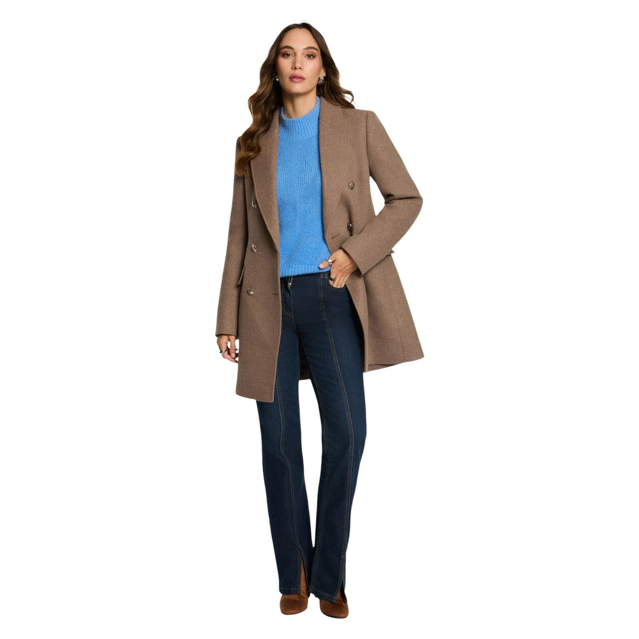 Cappotto Morgan De Toi donna Taupe 252-GCHA. Cappotto lungo elegante foderato in misto lana, abbottonatura doppiopetto con bottoni in metallo, collo a rever ampio e vestibilità dritto-regolare per l'inverno.