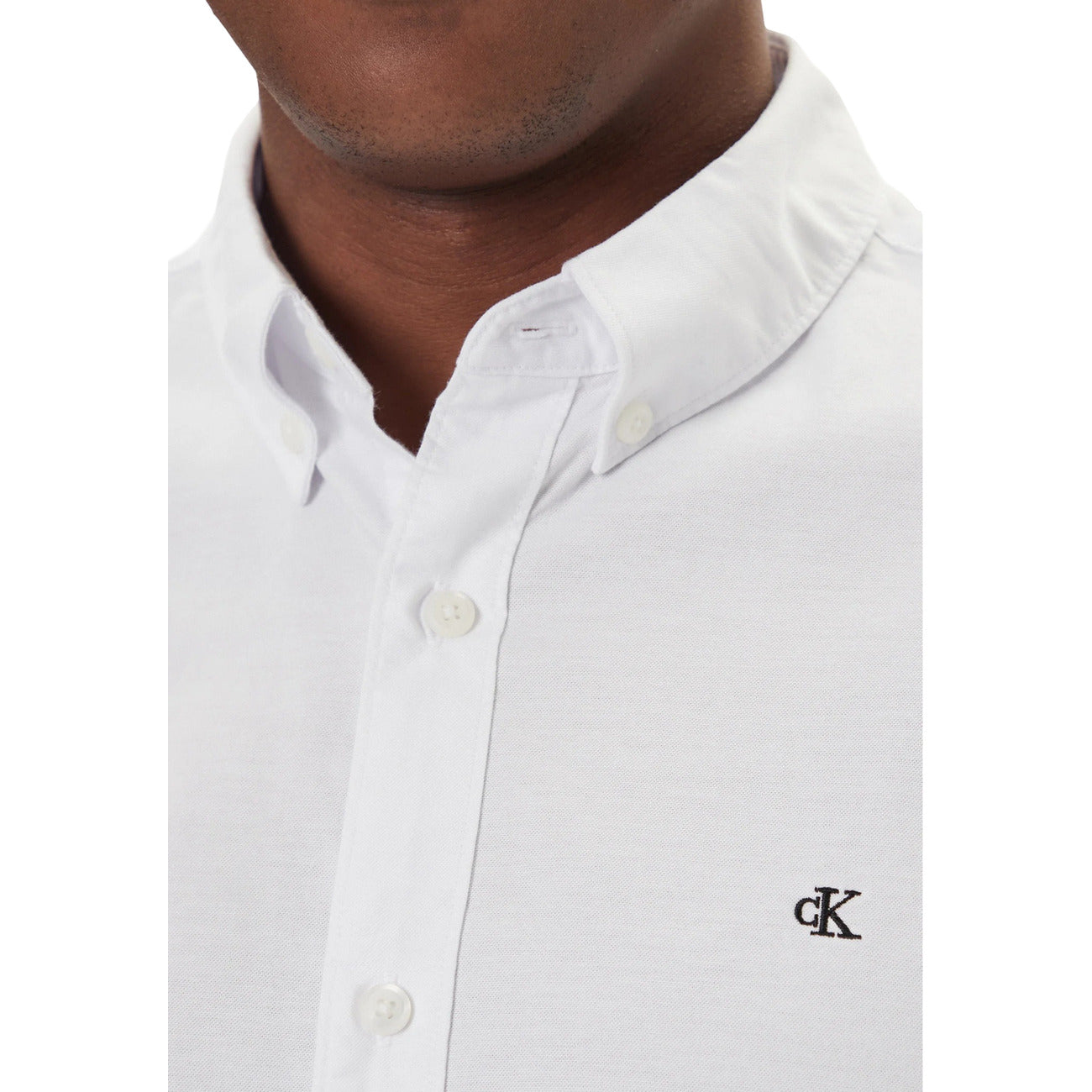 Camicia Calvin Klein Jeans uomo bianca - dettaglio frontale in primo piano con logo CK
