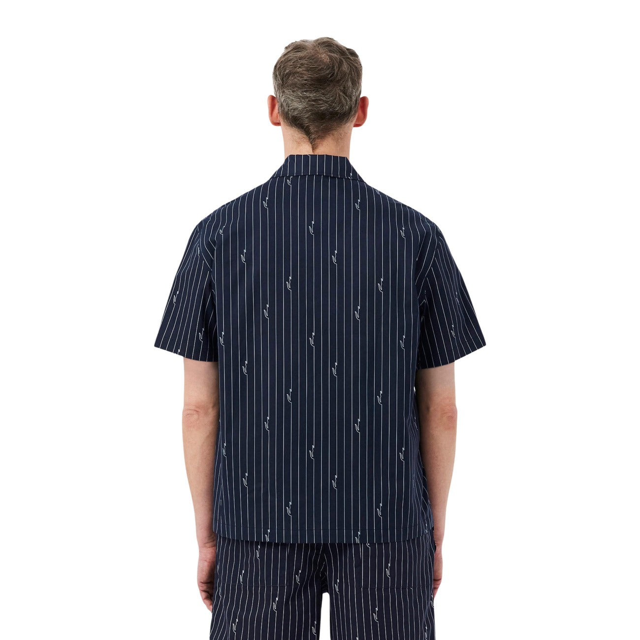 Camicia Lacoste Relaxed Fit; 100% Cotone Organico. Stampa righe e coccodrilli all-over, collo aperto, taglio boxy. Dettagli pregiati con bottoni incisi e logo ricamato. Vista posteriore 