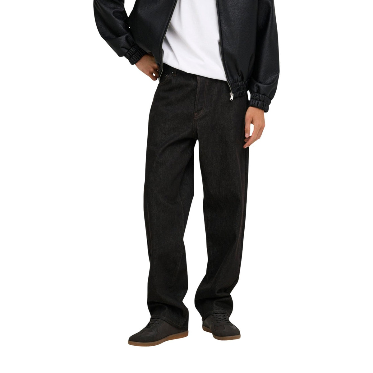 Jeans marroni uomo vestibilità ampia Only & Sons FADE 22039479. Pantaloni denim in 100% cotone (80% cotone organico) lavaggio unwashed con patta a bottoni, rivetti e passanti per cintura.
