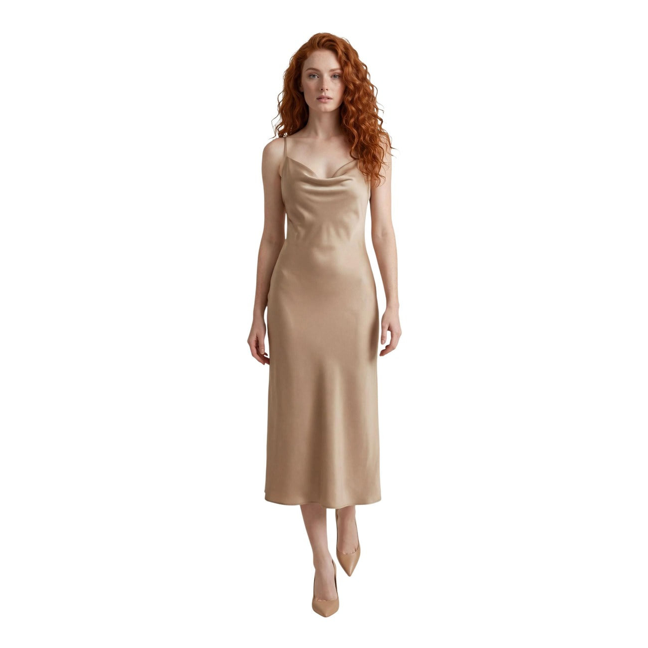 vestito midi beige da donna Guess AKILINA DRESS. Realizzato con una pregiata miscela di 58% lyocell e 42% viscosa. silhouette sinuosa con spalline sottili e scollo morbido drappeggiato. Vista frontale 