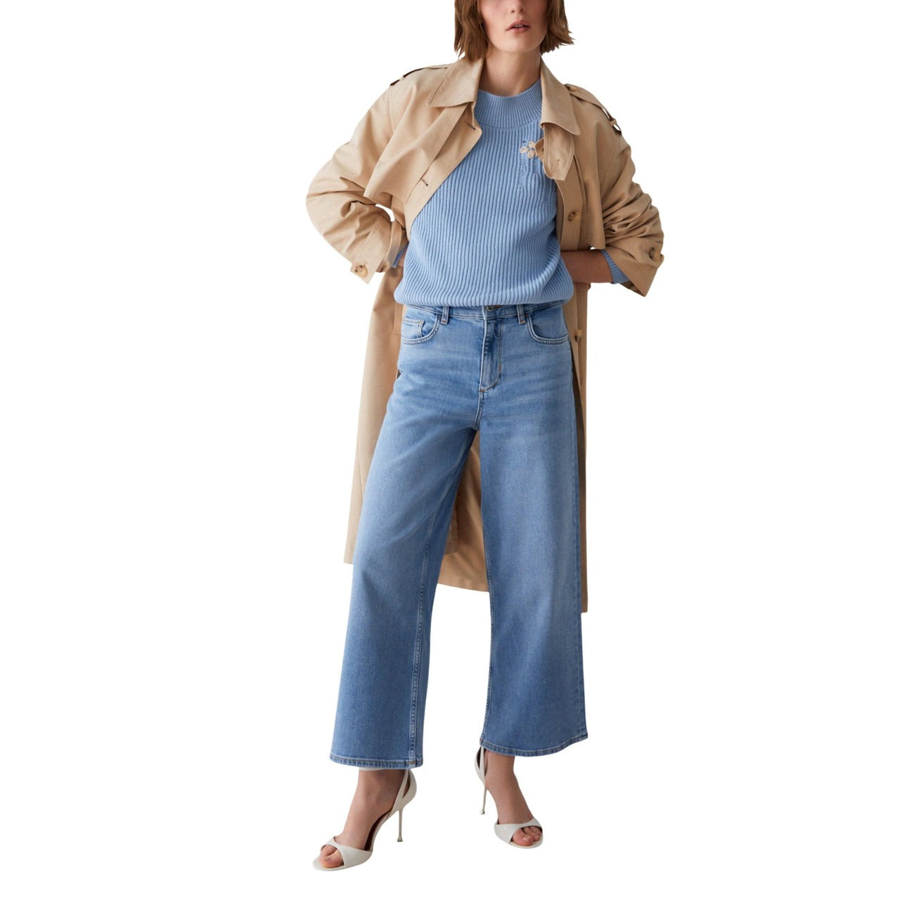 Jeans Liu Jo donna blu cropped vita alta con bottoni 92% cotone 6% poliestere 2% elastan - vista frontale indossata da modello figura intera