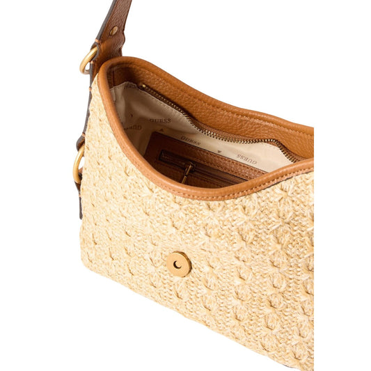 Guess Camden Shoulder Bag; trama intrecciata, chiusura con maxi fibbia oro, tracolla regolabile. Elegante, spaziosa e di tendenza. Vista dettaglio bottone 