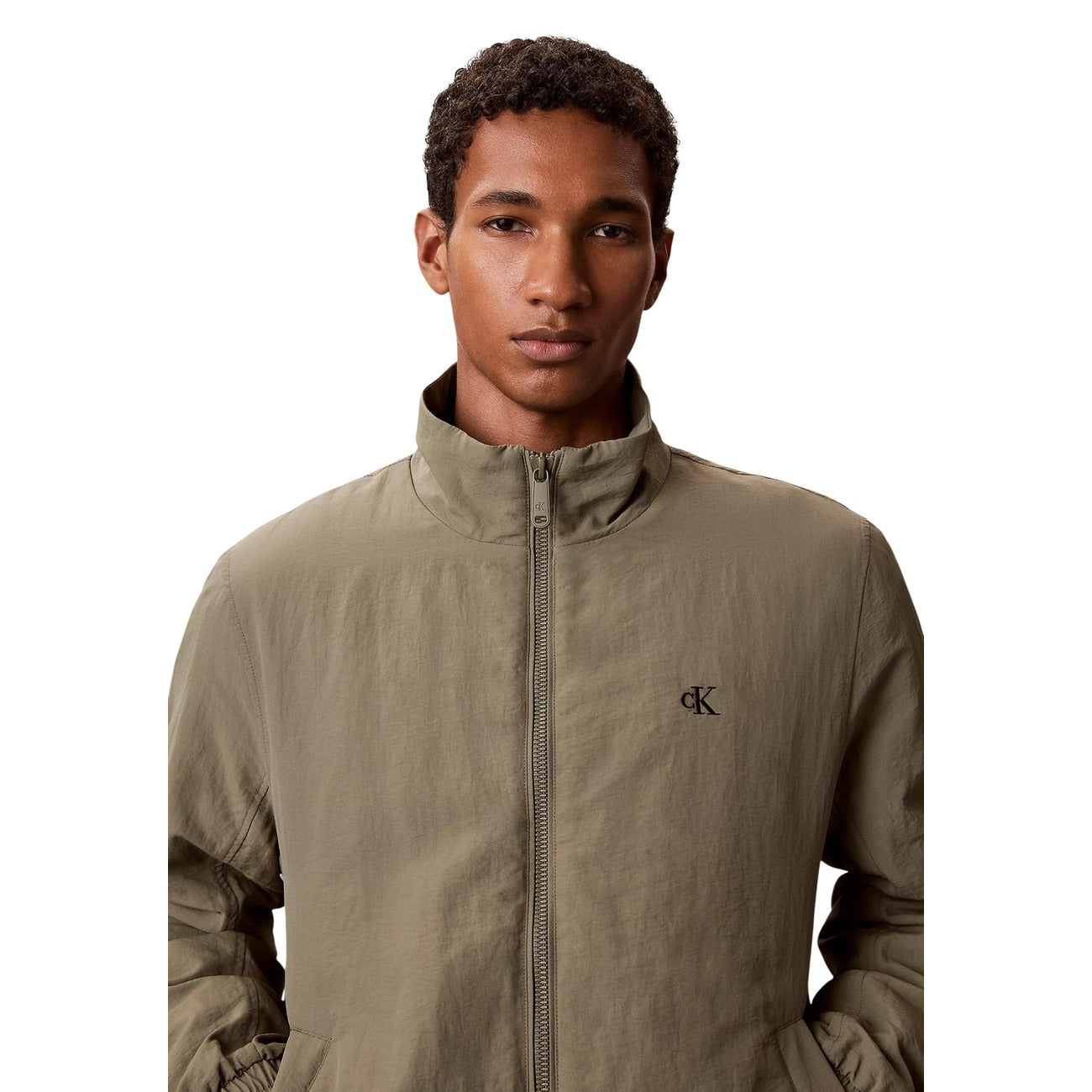Giambotto bomber uomo Calvin Klein Jeans Harrington Jacket verde oliva C1822T0H3. Giacca impermeabile e antivento da uomo con cerniera lampo a 2 vie, collo alto, tasche frontali e fodera leggera, abbigliamento uomo autunno inverno.