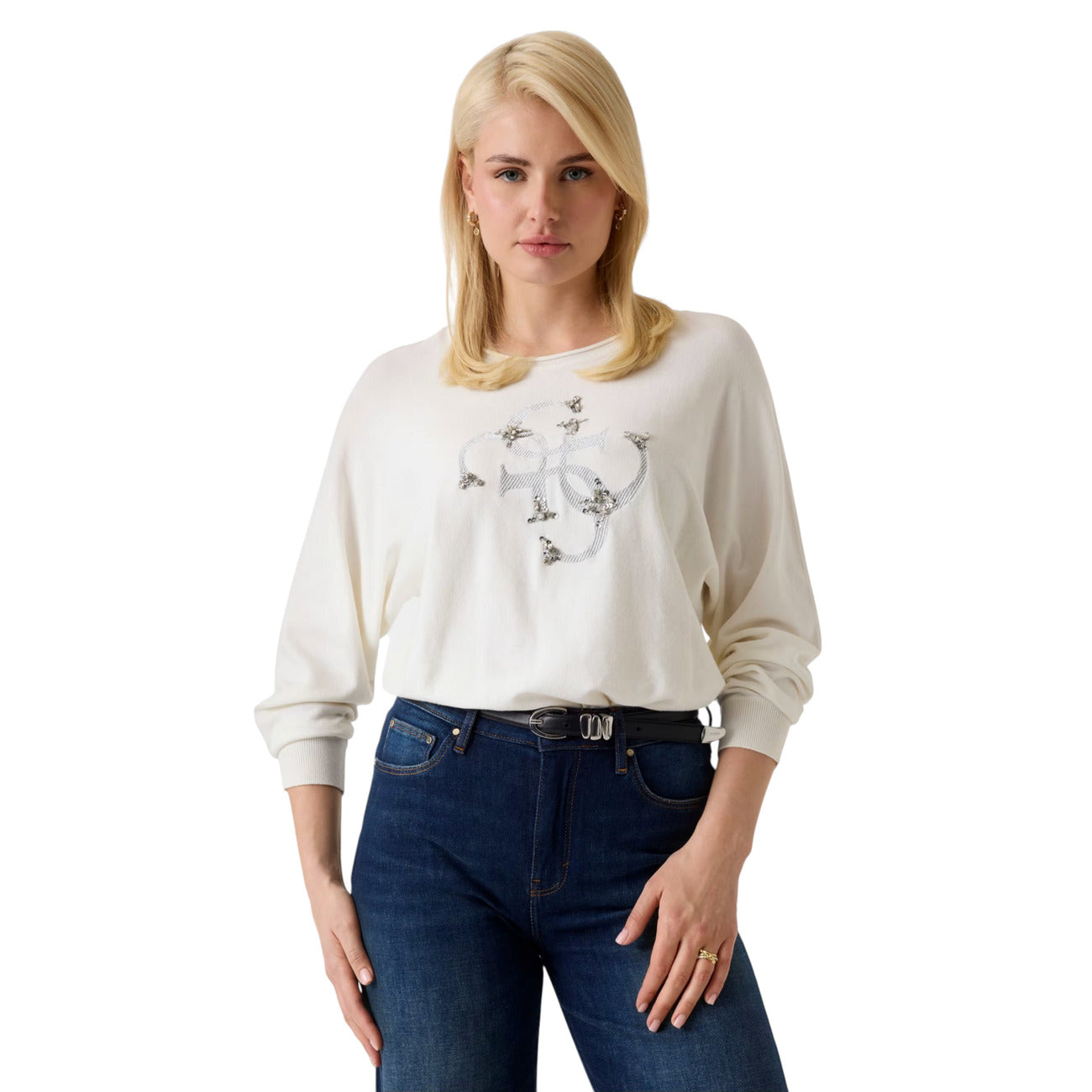 Maglia Donna Bianca Guess; Viscosa elasticizzata. Taglio oversize, maniche lunghe a pipistrello, girocollo. Maxi logo frontale con applicazioni gioiello luminose, stile casual-glamour.