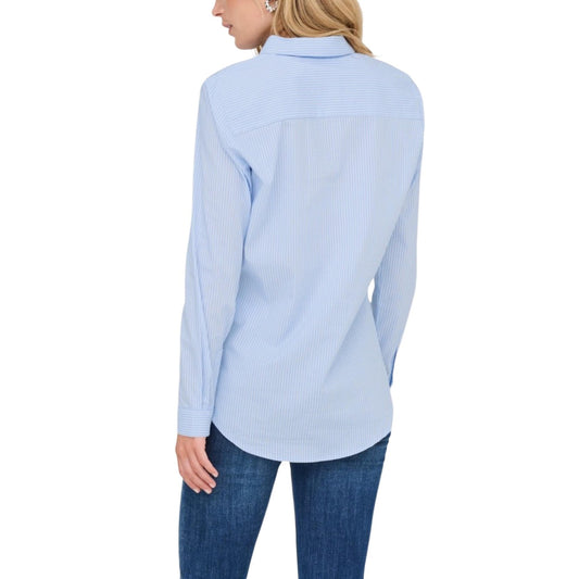 JDY Camicia Jdymio Embroidery; camicia azzurra con righe bianche in cotone stretch con mini orsetto ricamato. Stile essenziale e femminile, perfetta per ogni stagione. Vista posteriore