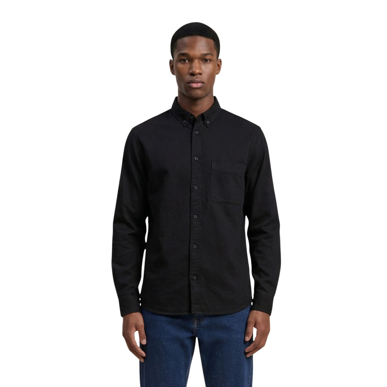  camicia nera da uomo Only & Sons Onsorson Regular Yfm Dnm Shirt Noos è realizzata in puro cotone al 100%. taglio regular offre una vestibilità classica. maniche lunghe, colletto button-down e una pratica tasca applicata sul petto. chiusura frontale con bottoni e i polsini regolabili. Vista frontale indossata da modello 