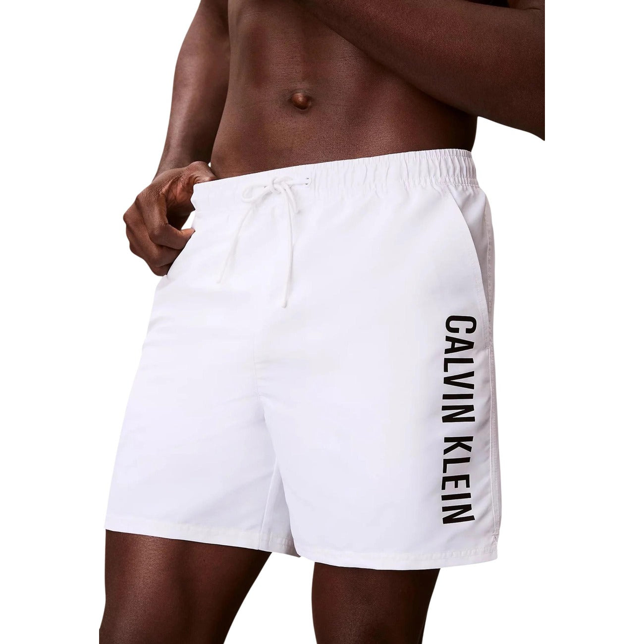 Calvin Klein Intense Power Swim Shorts; 100% poliestere, interno gamba 13 cm, logo macro. Il costume sportivo premium resistente all'acqua. Colore bianco vista frontale 