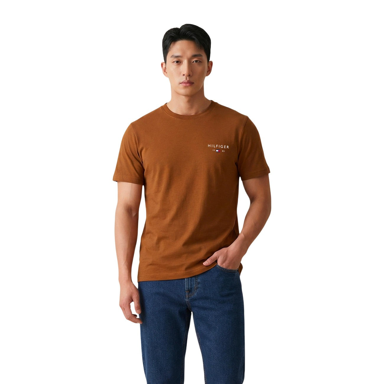 T-shirt Tommy Hilfiger marrone; 100% Cotone. Logo Hilfiger ricamato, maniche corte, vestibilità regular. Capo quattro stagioni, traspirante e dallo stile casual premium.
