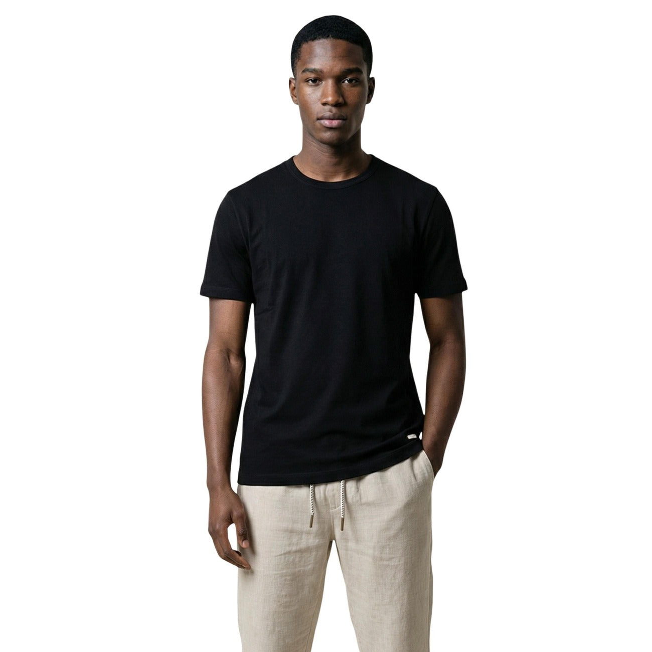 Gianni Lupo Maglia nero in Filo S26; maglieria estiva a manica corta, tessuto fresco e setoso, perfetta per outfit smart-casual in abbinamento a pantaloni eleganti o denim. Vista frontale