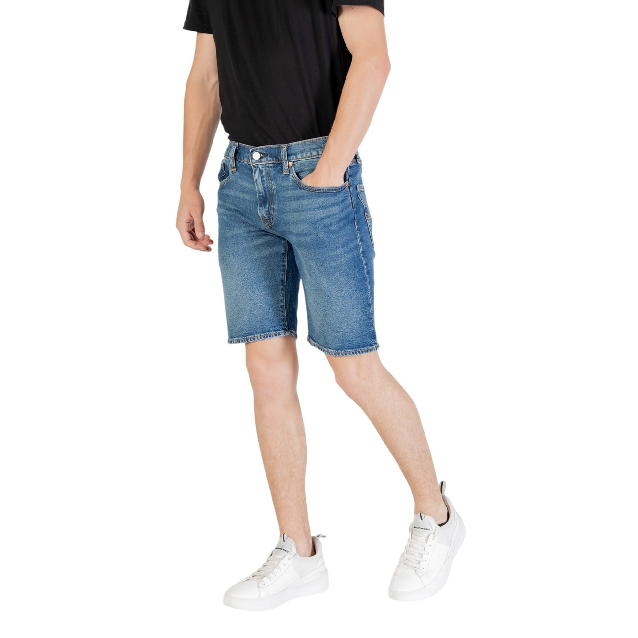 Pantaloncini Levi's 405 Standard Shorts, colore blu denim medio, orlo sfrangiato e vestibilità regular; composizione 99% cotone e 1% elastane con chiusura a bottone e zip. Vista frontale laterale 