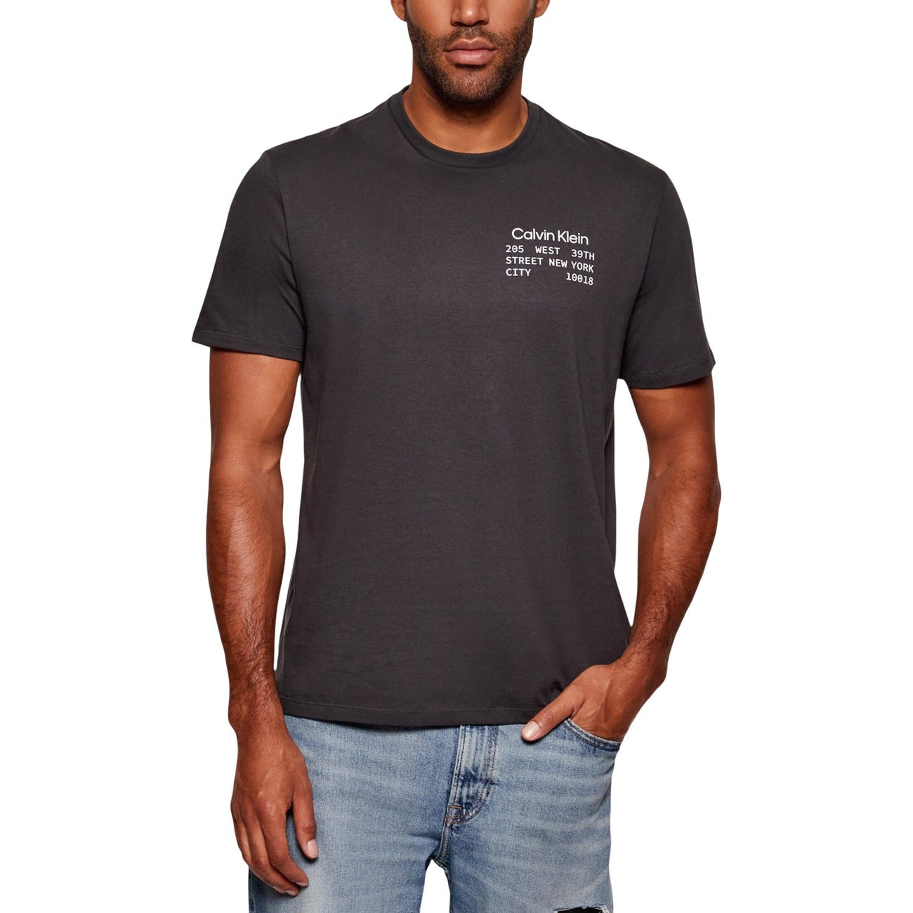 T-shirt CK Jeans Address Logo; 100% Cotone. Nero/grigio con stampa grafica bianca, maniche corte, regular fit. Comfort traspirante, stile essenziale per tutte le stagioni. Vista frontale 