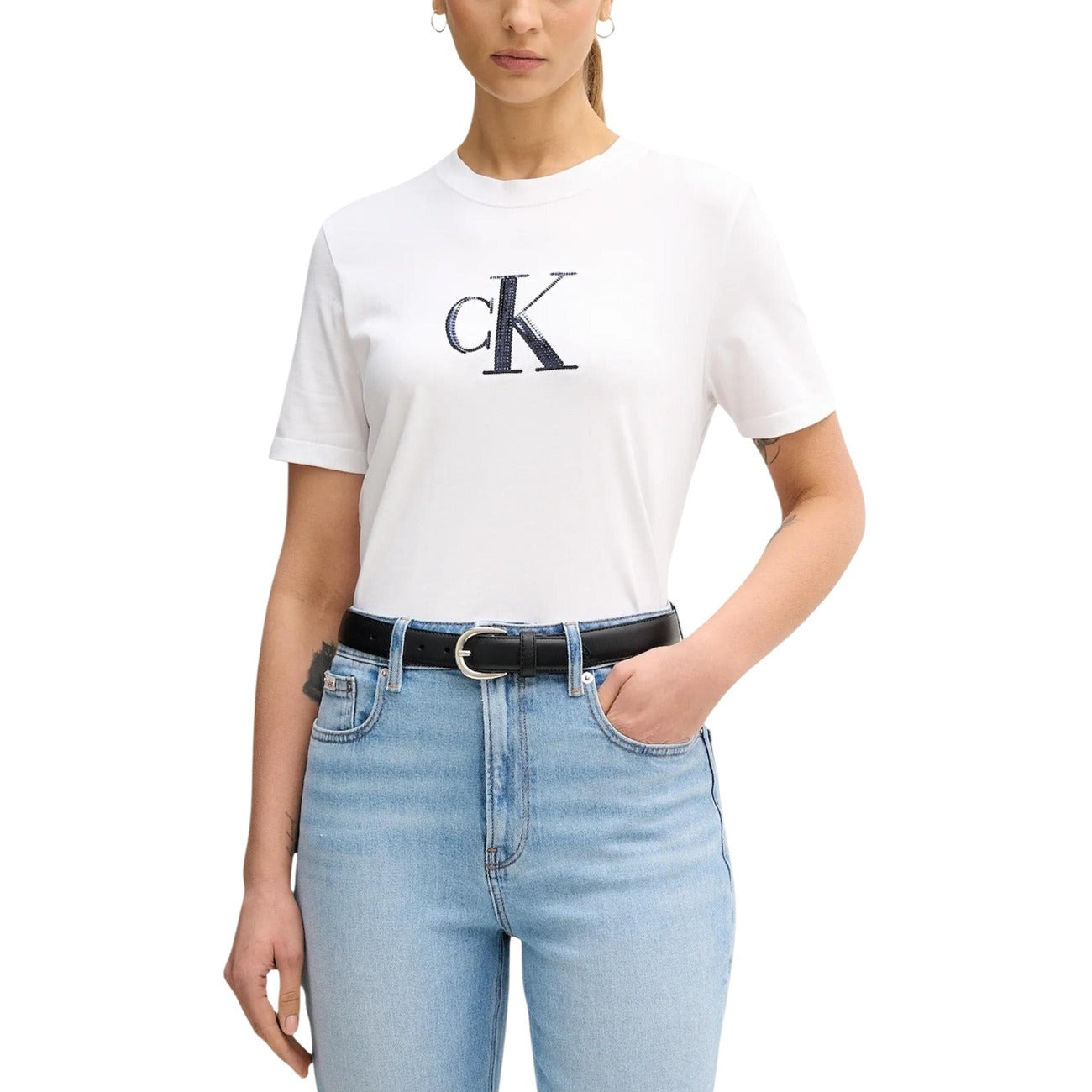T-shirt Calvin Klein Jeans donna bianca con logo maniche corte scollo rotondo 100% cotone - vista frontale indossata da modello
