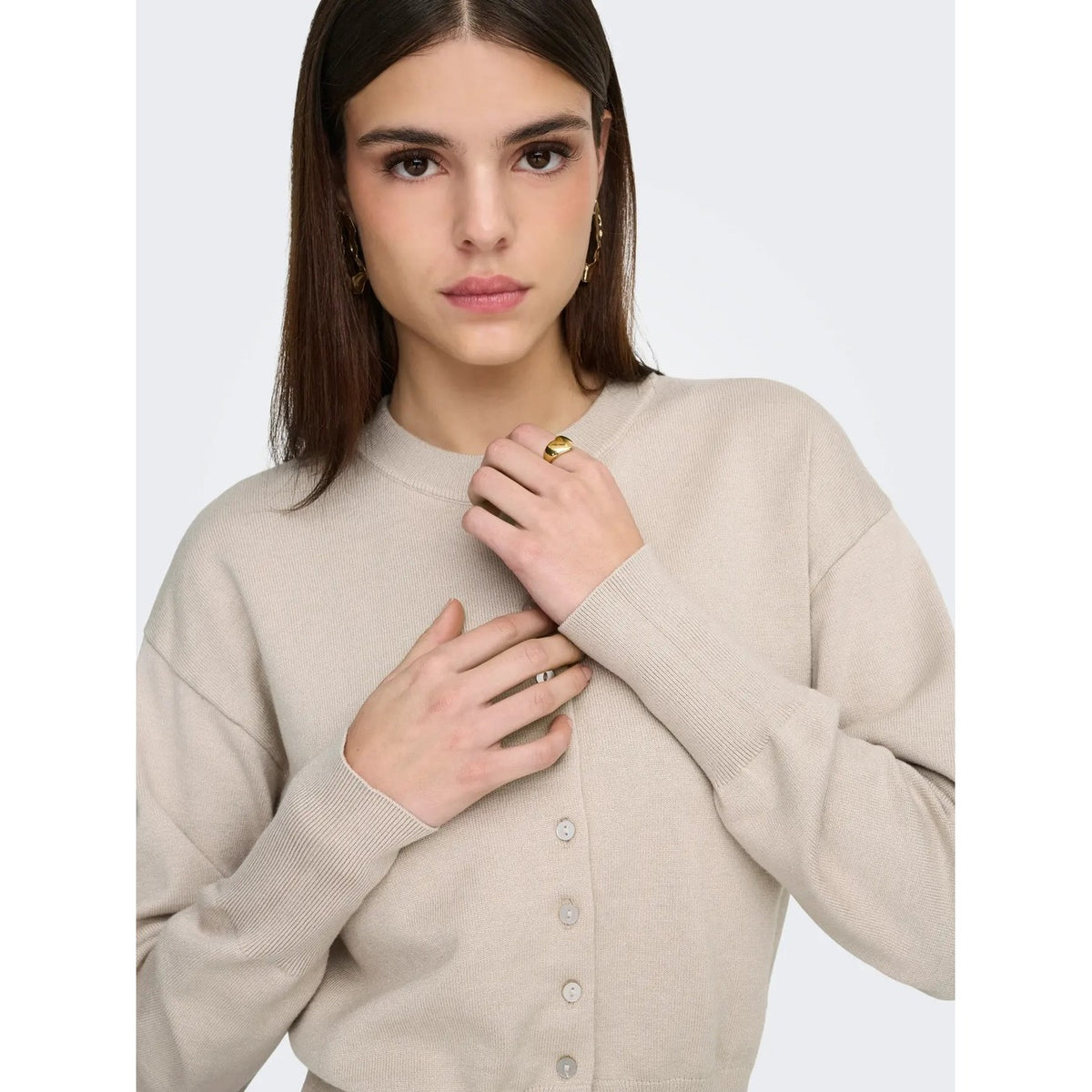 Cardigan in maglia piatta da donna Only codice 15377295 con bottoni frontali, spalle cadenti e scollo paricollo nei colori beige e marrone.