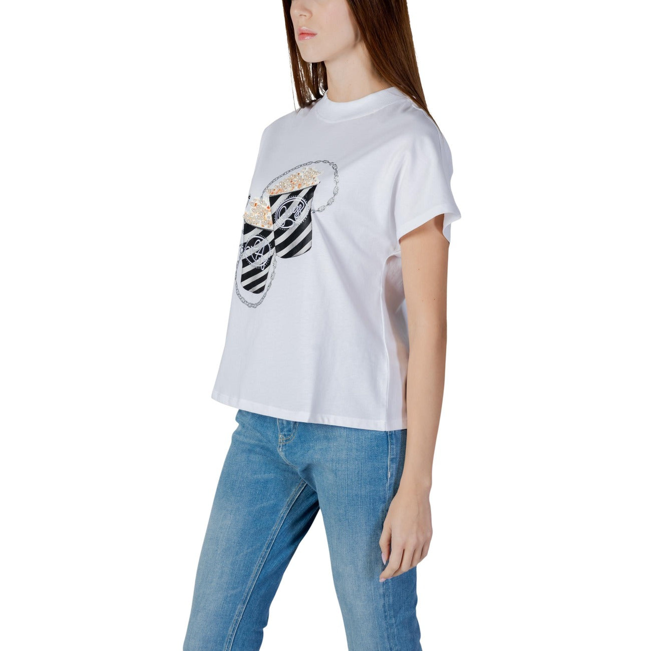 T-shirt Guess Bianca Popcorn; 100% Cotone. Stampa grafica con dettagli a catena, vestibilità regular, maniche corte. Tessuto leggero e traspirante, stile pop-casual.