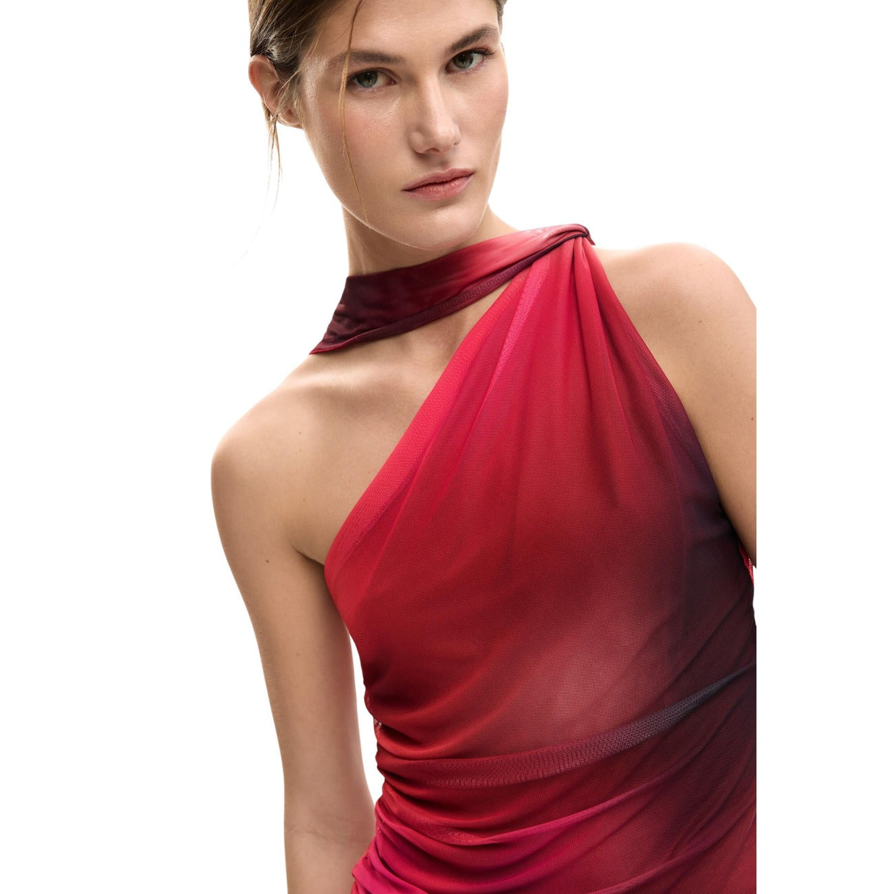 Top in tulle, senza maniche, con drappeggio frontale, scollo asimmetrico con nodo e stampa a macchie di colori.
Vista frontale dettaglio scollo 