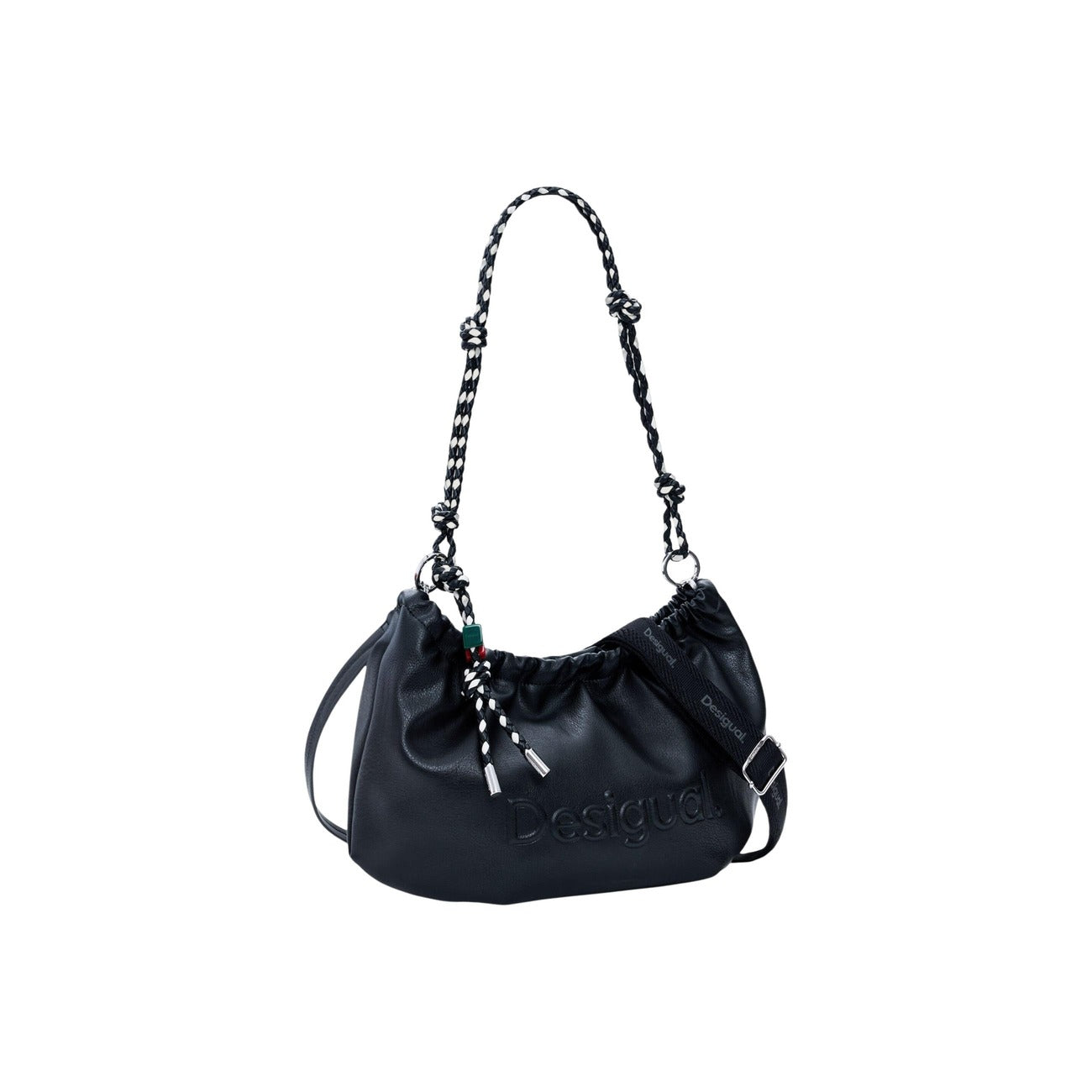 Borsa media con patta, effetto pelle, con tracolle intercambiabili, charm con portacarte e logo inciso nello stesso tono. Vista frontale laterale 