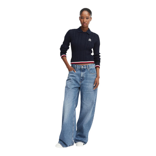 Maglione Polo Donna Blu Tommy Hilfiger Jeans; Maglia pesante cropped a trecce in cotone rigenerato. Colletto stile polo, maniche lunghe, dettagli tricolore sui bordi a coste e logo ricamato. Stile casual raffinato. Figura intera frontale 