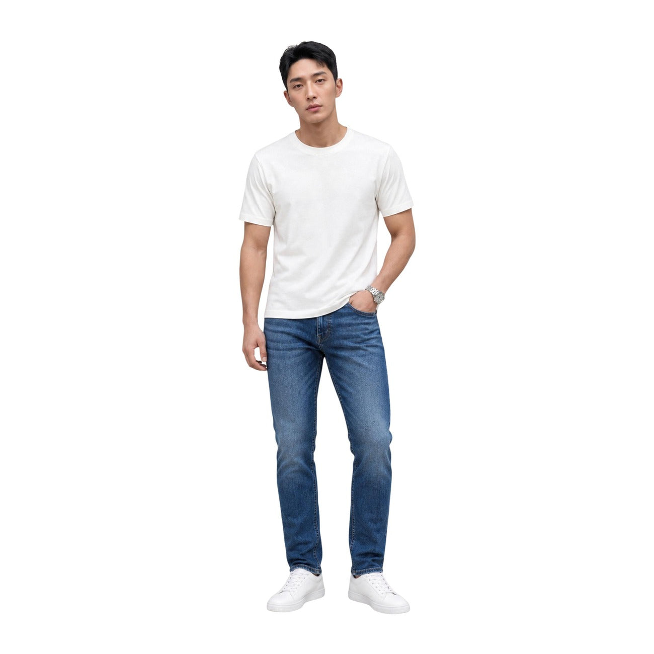 Jeans denim Blu scuro Uomo Tommy Hilfiger Austin Slim Tapered; Tessuto 100% cotone a cinque tasche con vita regular e chiusura a zip. Taglio affusolato con patch logo posteriore, stile casual per 4 stagioni. Vista frontale Figura intera 