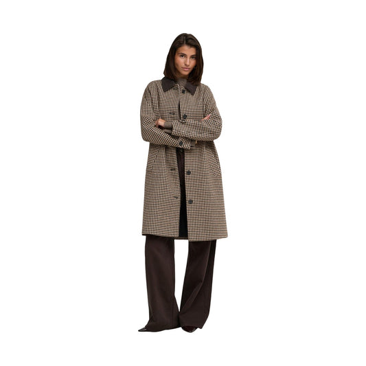 Cappotto a quadri marrone donna Jacqueline De Yong 15376712. Cappotto invernale in tessuto caldo con lana, motivo tartan, colletto classico aperto, bottoni e tasche laterali.
