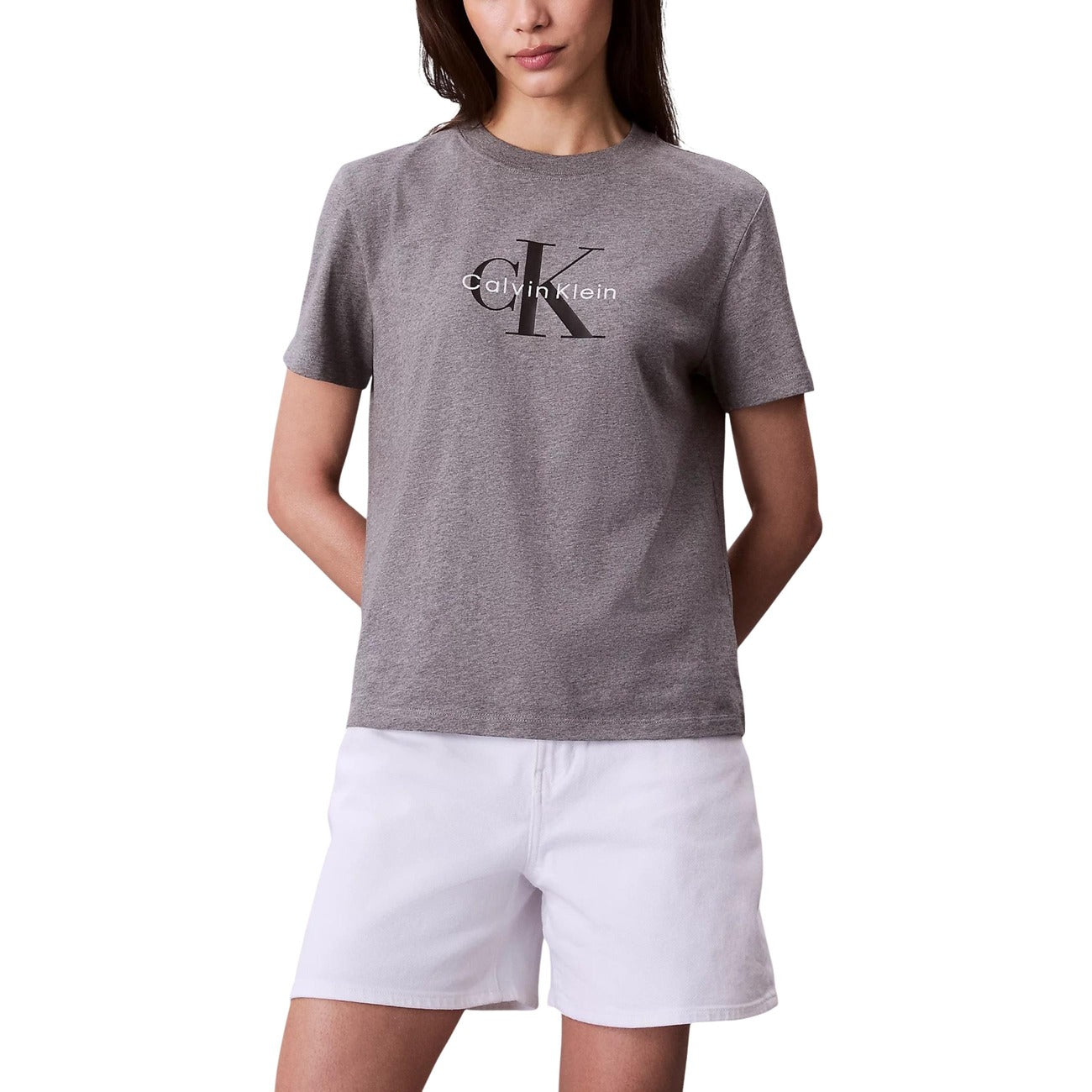 T-shirt Calvin Klein Jeans HERO SS CLASSIC MONO donna grigia con stampa maniche corte scollo tondo - vista frontale indossata da modello
