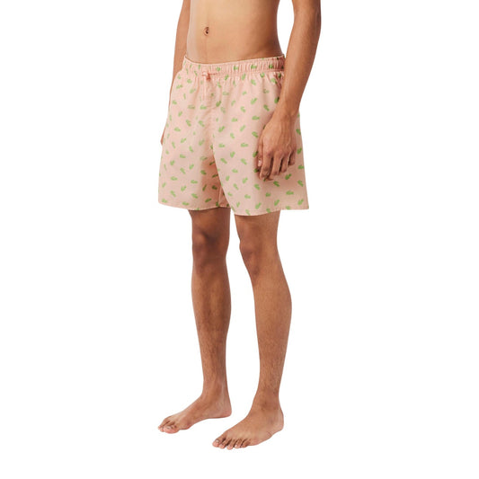 Costume Boxer Lacoste Rosa; Stampa Coccodrillo. 100% Poliestere riciclato, slip interno in mesh, vita regolabile. Tre tasche totali. Lunghezza 42 cm. Look estivo audace e sostenibile. Vista frontale 