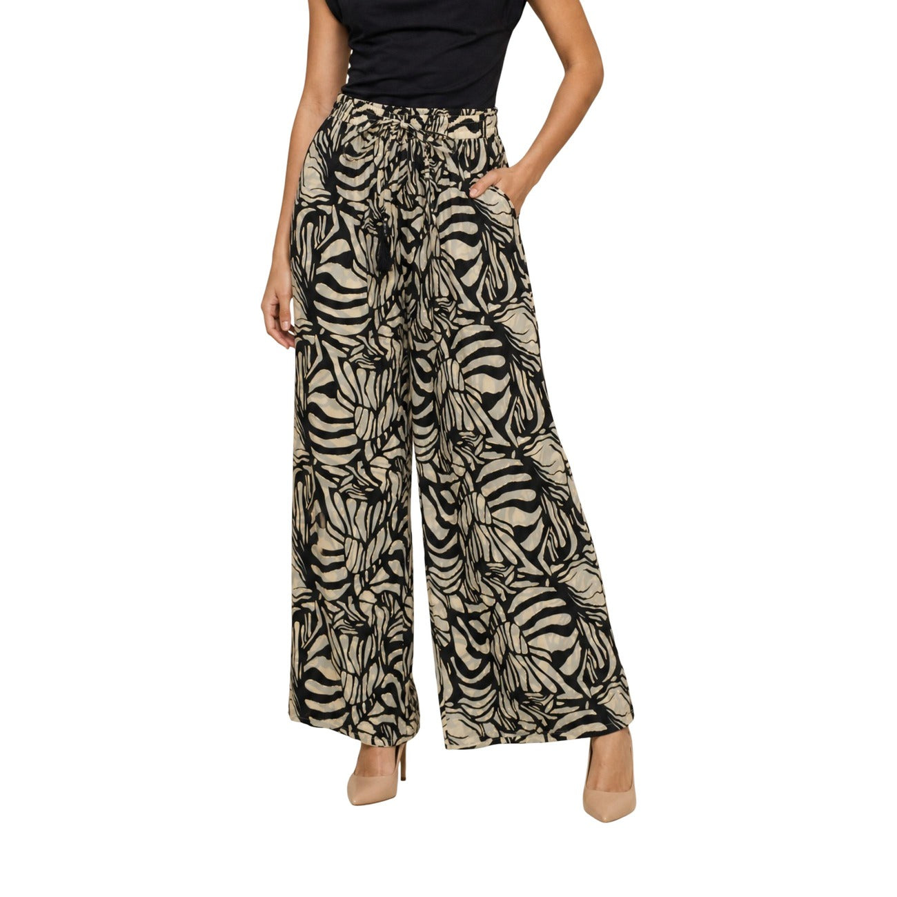 Pantaloni Ampi Beige e nero Ayfee; Misto Seta. Vita elastica con coulisse e nappine, tasche laterali, stampa grafica. Tessuto leggero, fresco e fluido per un look di tendenza.