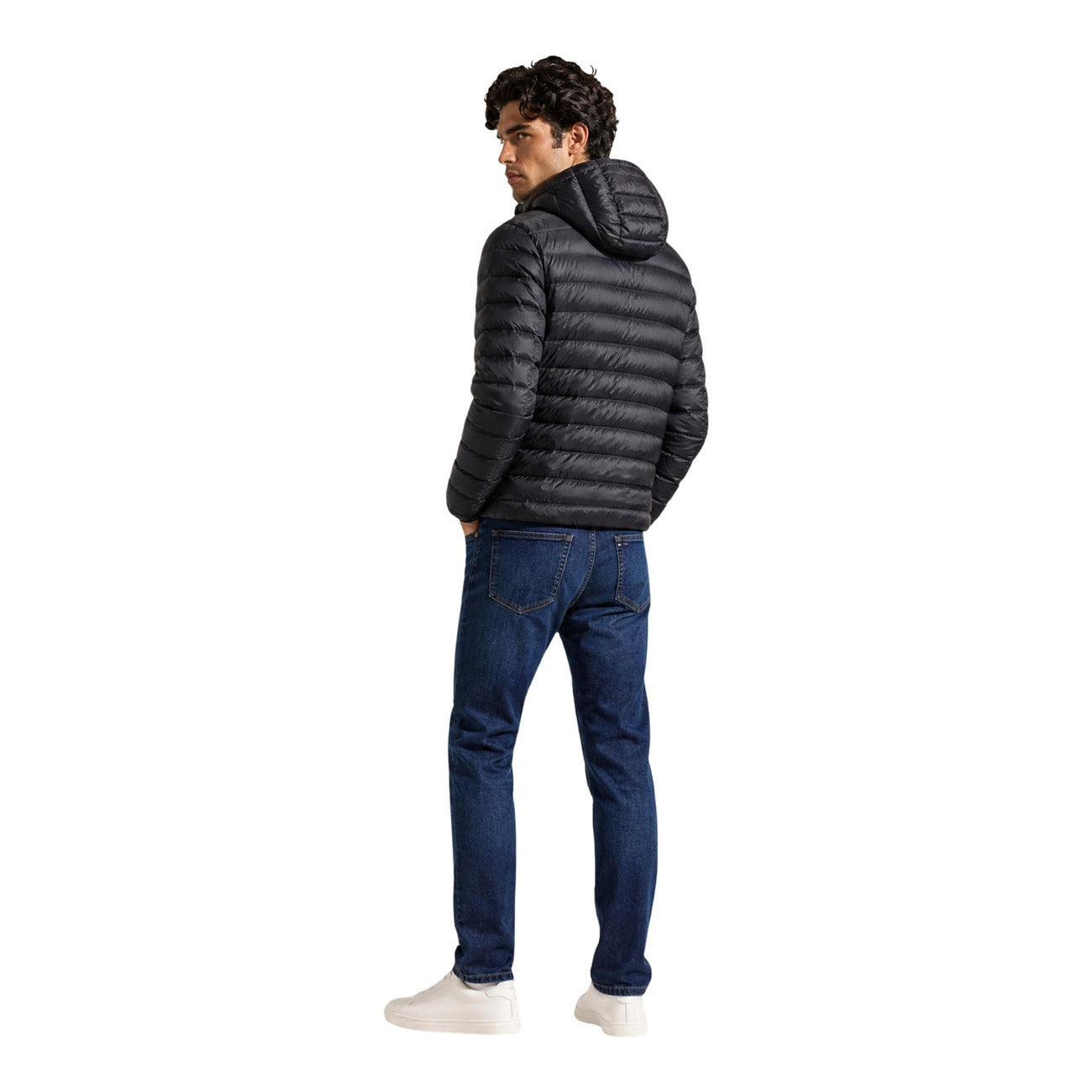 Piumino Tommy Hilfiger uomo nero MW0MW43464. Giacca imbottita trapuntata con cappuccio, 100% poliestere leggero e termico, vestibilità regolare, cerniera zip e tasche laterali con zip.