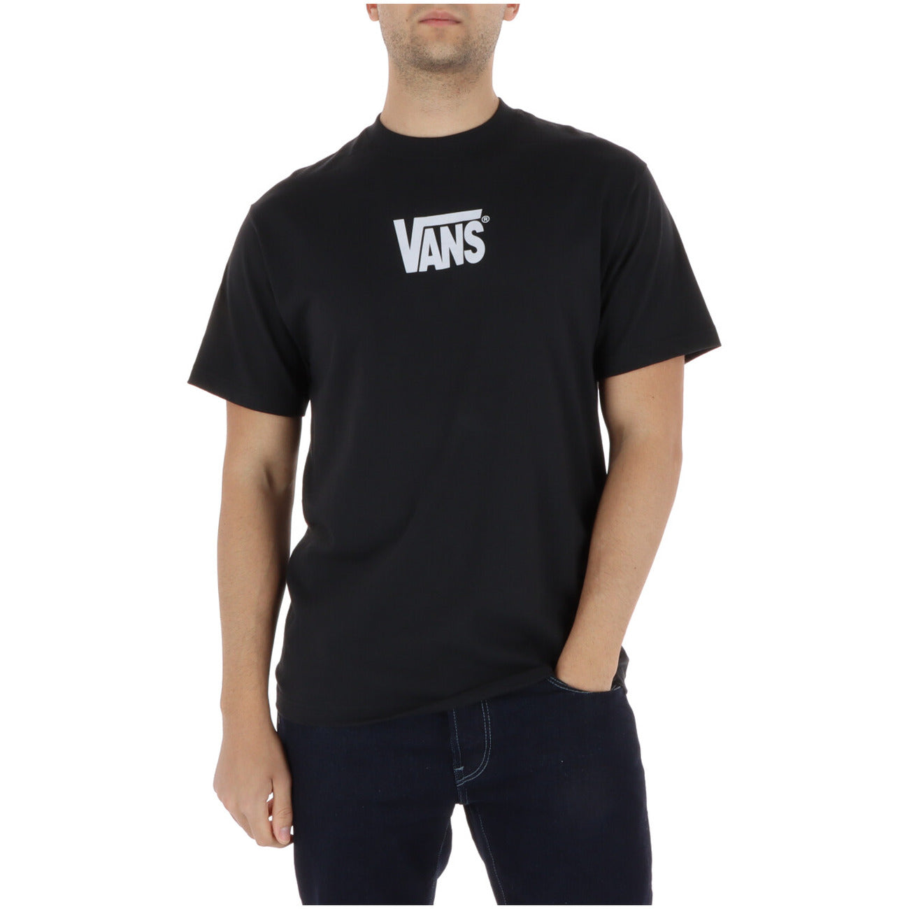 Vans Stretch Logo Tee; 100% cotone, logo frontale, vestibilità rilassata. La t-shirt iconica e versatile per il tempo libero e lo skate. Colore nero vista frontale 