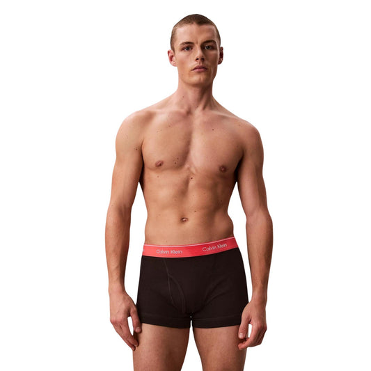 Pack 3 Boxer Trunk CK; Nero. 100% Cotone premium, fascia elastica logata rosso rosa, supporto ottimale. Design corto, traspirante e resistente. Un classico indispensabile per ogni stagione.