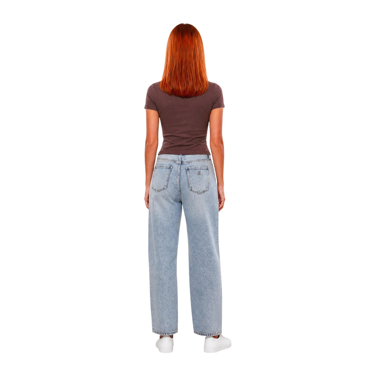 T-shirt Guess Active donna marrone modello V6YI02 K4259. Maglietta a maniche corte slim fit in jersey di viscosa stretch con scollo tondo e logo Guess ricamato sul davanti, t-shirt sportiva leggera e casual per il tempo libero e l'allenamento.