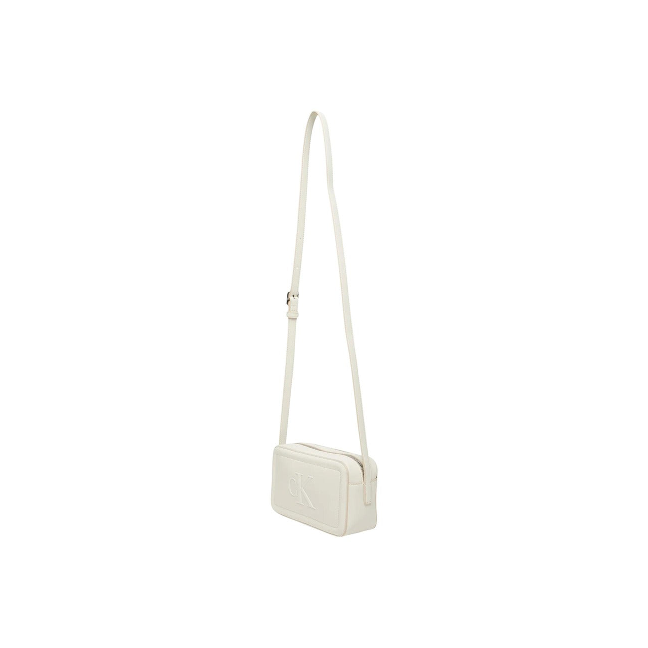 Borsa Camera Bag Calvin Klein; 100% Poliuretano Bianco. Logo CK embossed, chiusura con cerniera, tracolla regolabile. Misure: 20x13x5 cm. Design minimalista "all-white" per ogni stagione. Vista con tracolla