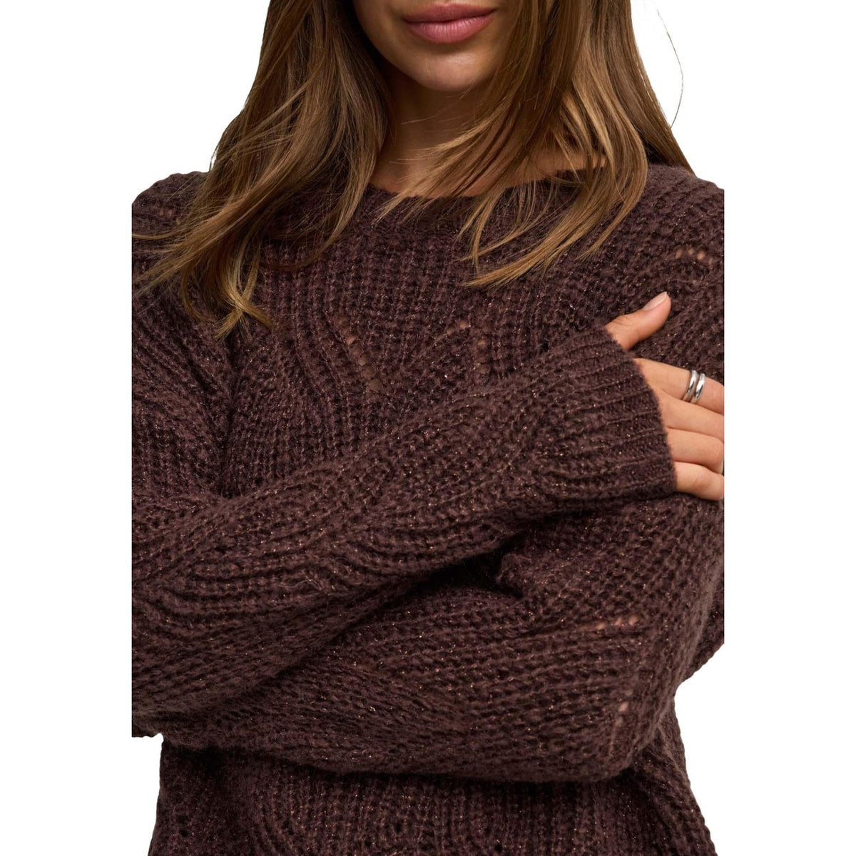 Maglione marrone glitter donna Only 15352712. Pullover in maglia testurizzata marrone con punti luce glitter, scollo rotondo e maniche lunghe.