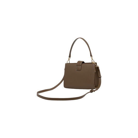 Borsa Tommy Hilfiger Small Satchel; 100% Poliuretano. Charm dorato, placchetta monogramma TH, doppia portabilità (manico/tracolla). Design compatto e raffinato, capienza 1,8 l. Colore marrone con tracolla 
