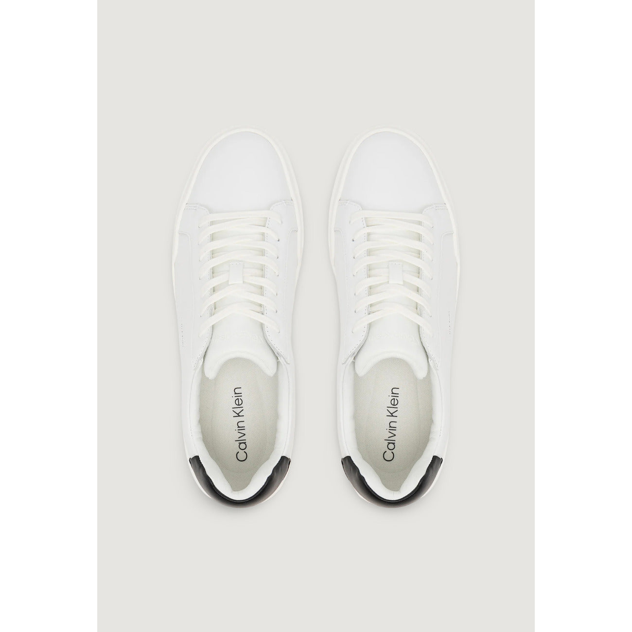 Sneakers Bianco Calvin Klein Jeans; 100% Pelle. Suola 4 cm, logo laterale, chiusura con lacci. Design minimalista, versatile e adatto a tutte le stagioni. Eleganza urbana senza tempo. Vista Dall’alto 