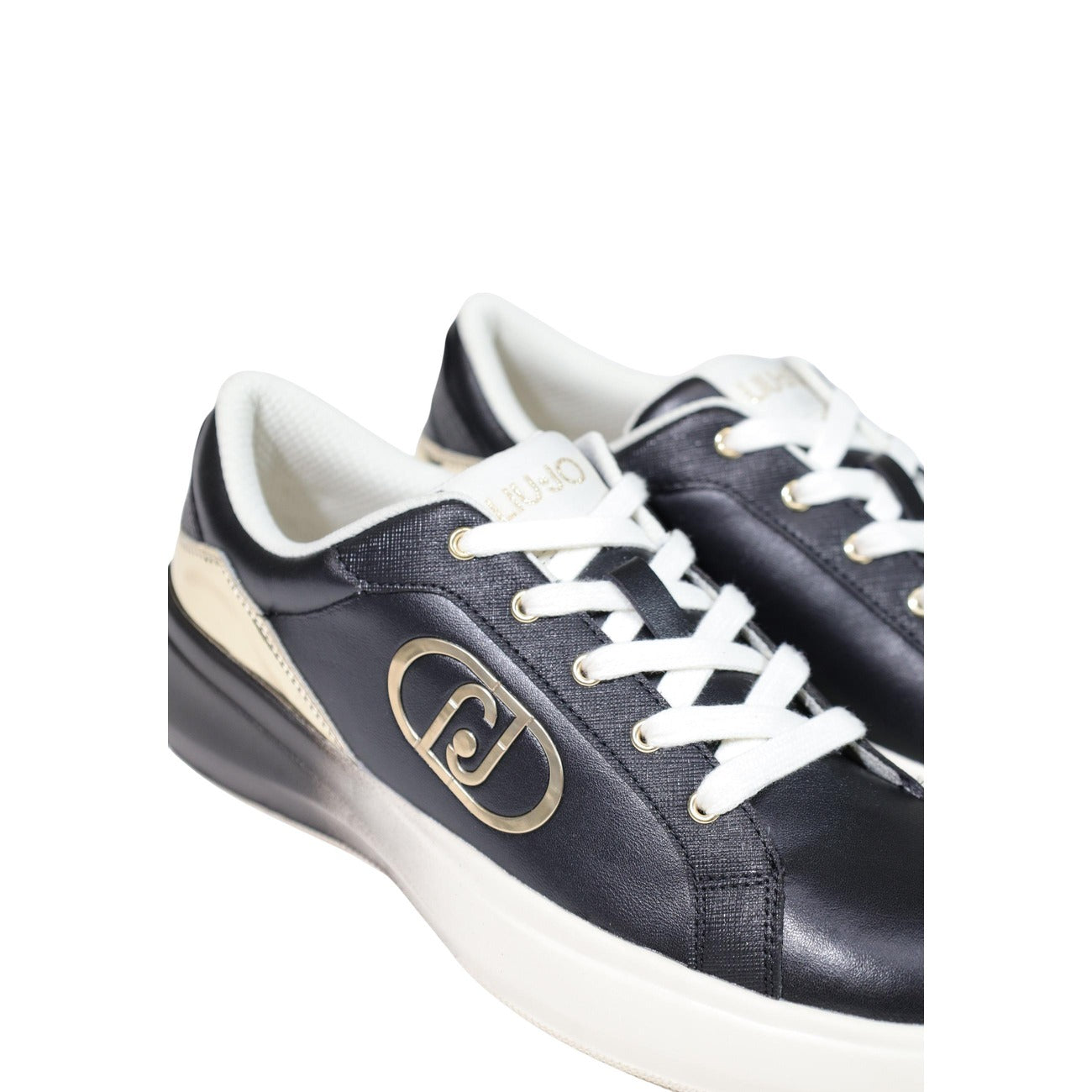 Sneakers Liu Jo Casper 04 nere donna BF6055PX575. Scarpe sportive da donna nere in pelle con logo laterale a contrasto, dettaglio metallizzato sul tallone, suola platform 4 cm e interno traspirante in tessuto, scarpe casual urban chic 4 stagioni.