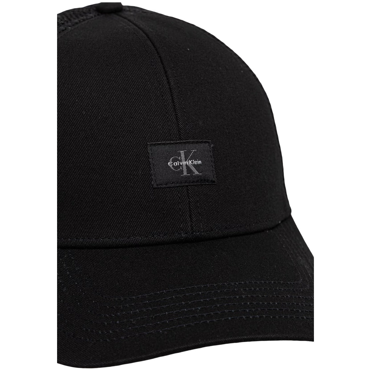 Cappello Trucker Calvin Klein; Nero. Frontale 100% cotone con patch logo, retro in rete, chiusura regolabile con fibbia in metallo. Lo stile minimalista e sportivo per i tuoi look quotidiani. Vista logo 