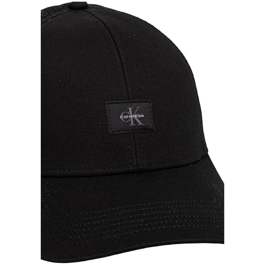 Cappello Trucker Calvin Klein; Nero. Frontale 100% cotone con patch logo, retro in rete, chiusura regolabile con fibbia in metallo. Lo stile minimalista e sportivo per i tuoi look quotidiani. Vista logo 