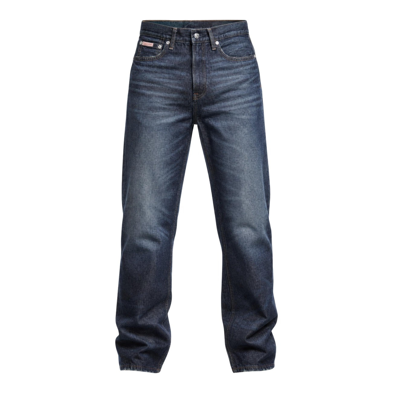 Jeans Regular/Loose Blu Calvin Klein; 100% Cotone. Taglio dritto, 5 tasche, vita media. Cuciture iconiche e logo applicato. Stile retro-contemporaneo, resistente e traspirante. Stesa frontale 