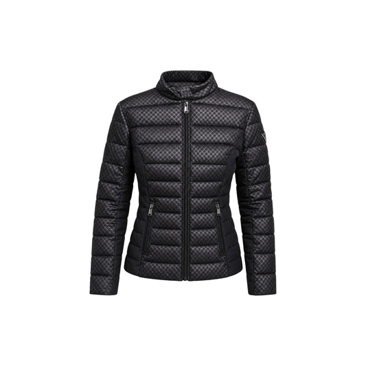 Piumino Pesante Nero Donna Guess New Vona; Tessuto 100% poliestere trapuntato con motivo geometrico embossato. Chiusura con zip, tasche laterali e logo sulla manica, stile casual invernale. Frontale stesa 