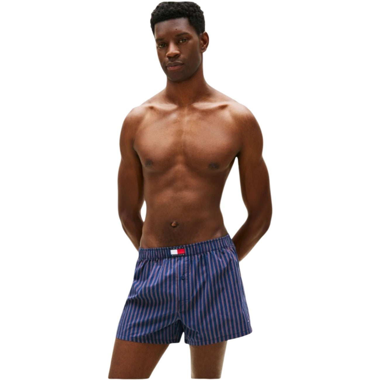Set 3 Boxer Tommy Hilfiger; Quadri, Righe e Tinta Unita. 100% Cotone Rigenerato. Tessuto non elastico (woven), bottone centrale, elastico logato. Traspiranti, sostenibili e confortevoli. Blu scuro 