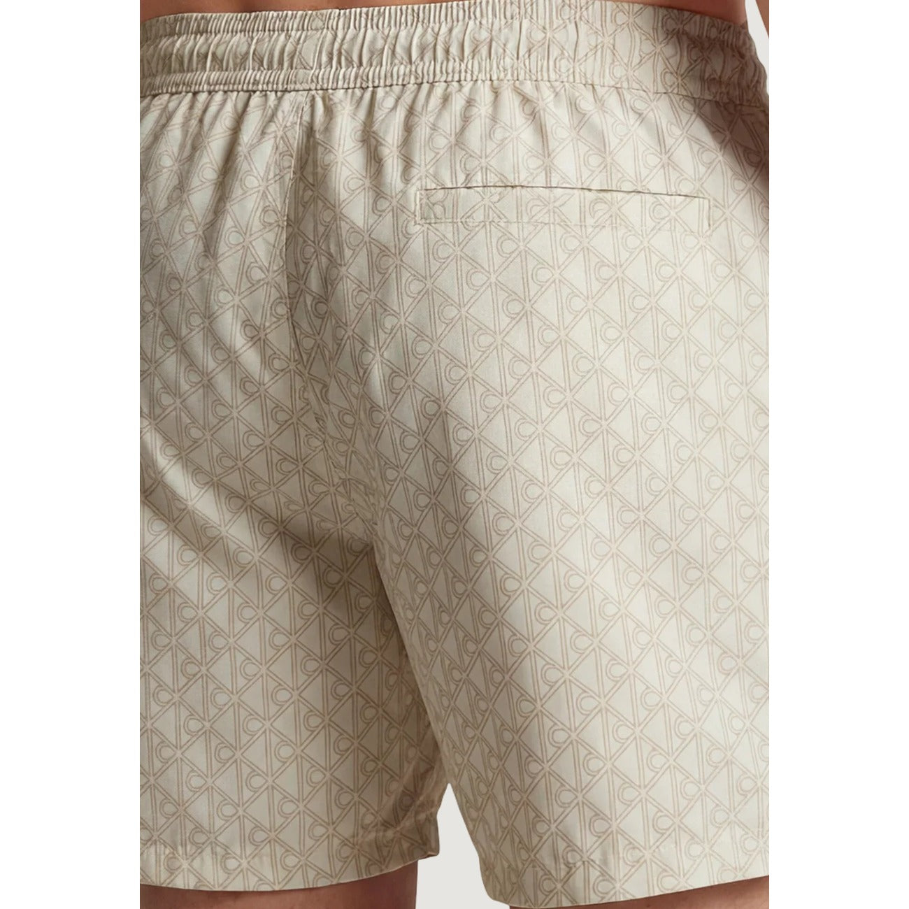 Boxer Mare Calvin Klein; Beige. 100% Poliestere Riciclato. Vita regular con coulisse, lunghezza media, asciugatura rapida. Logo minimal, stile casual e sostenibile.