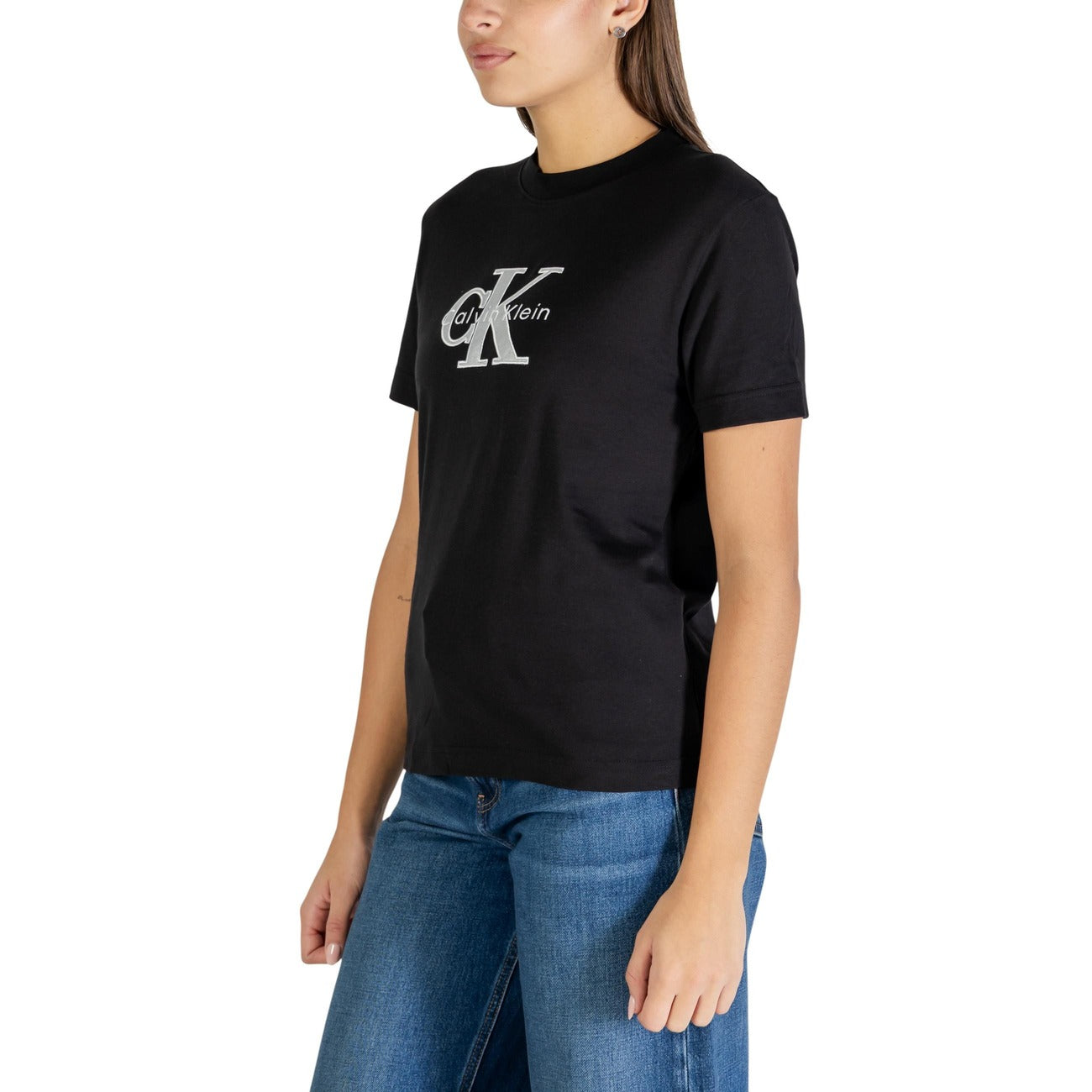 T-shirt donna Calvin Klein Jeans; 100% cotone, logo frontale stampato, maniche corte. Taglio classico e versatile. Colore nero. Vista frontale Laterale 