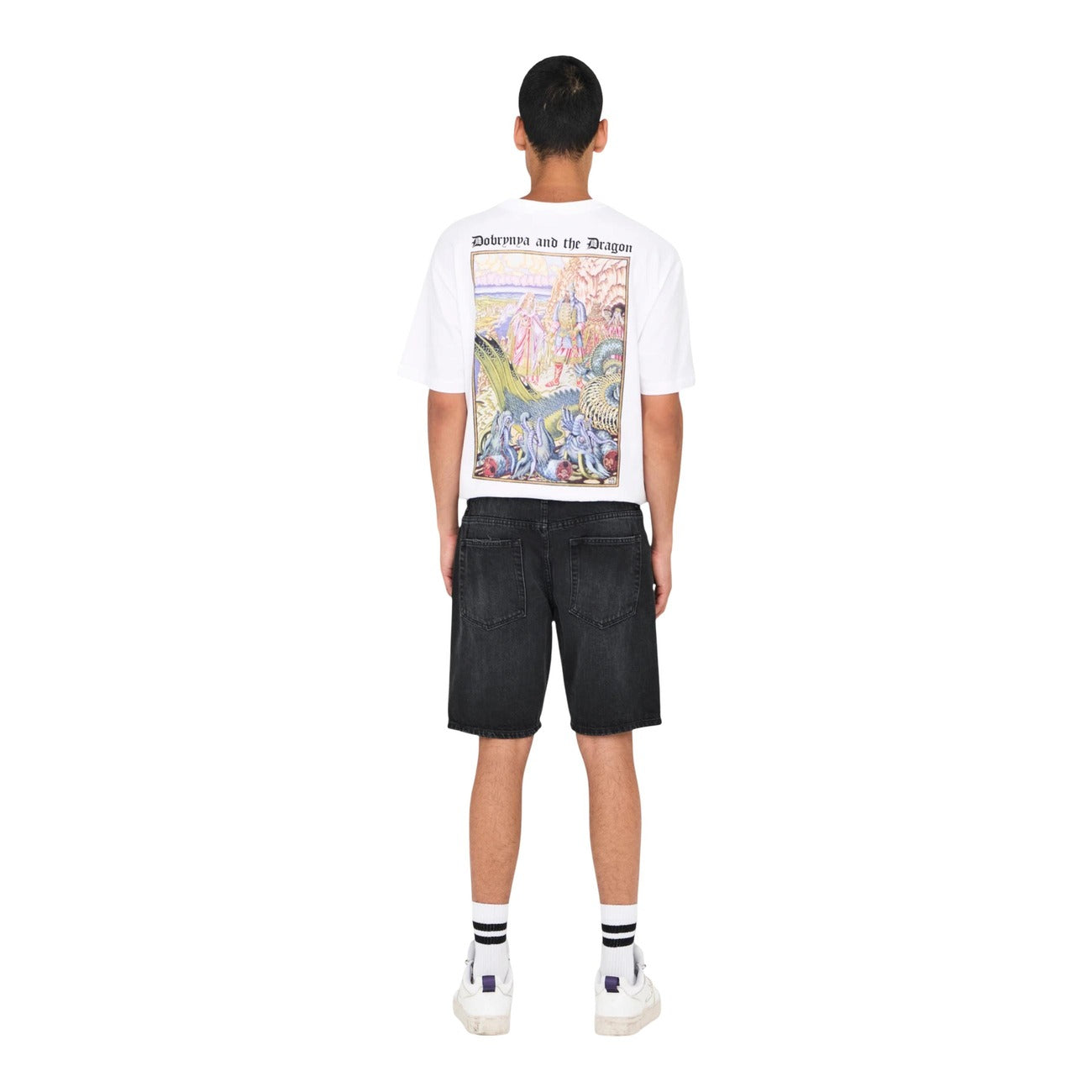 Bermuda Denim Nero Only & Sons; Cotone Biologico e Riciclato. Vestibilità regular, lunghezza sopra il ginocchio, stile 5 tasche. Leggeri, ecosostenibili e perfetti per un outfit urban estivo. Posteriore figura intera 