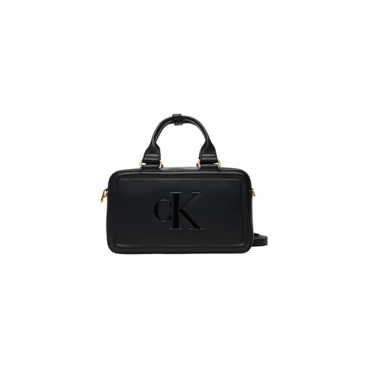 Calvin Klein Bauletto Bold CK; borsa nera piccola in ecopelle con logo monogramma in rilievo, doppia portabilità e chiusura sicura. Stile iconico e versatile per ogni occasione. Vista frontale 