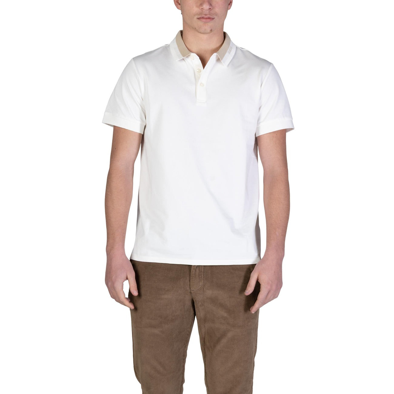 Polo Guess SS Paul; avorio. Misto cotone ed elastene. Colletto logato, chiusura a 3 bottoni, maniche corte. Comfort elasticizzato e stile iconico per il tempo libero. Vista frontale 