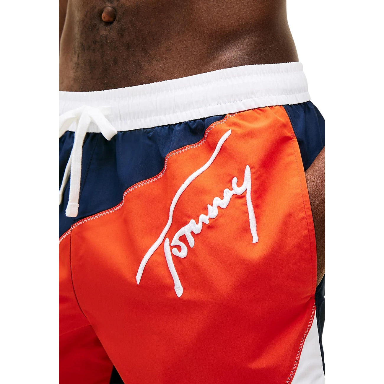 Costume Shorts Tommy Jeans Color Block; Microfibra. Lunghezza media (40,5 cm), tasche laterali e posteriore. Logo ricamato, asciugatura rapida, stile d'ispirazione vintage. Dettaglio logo 