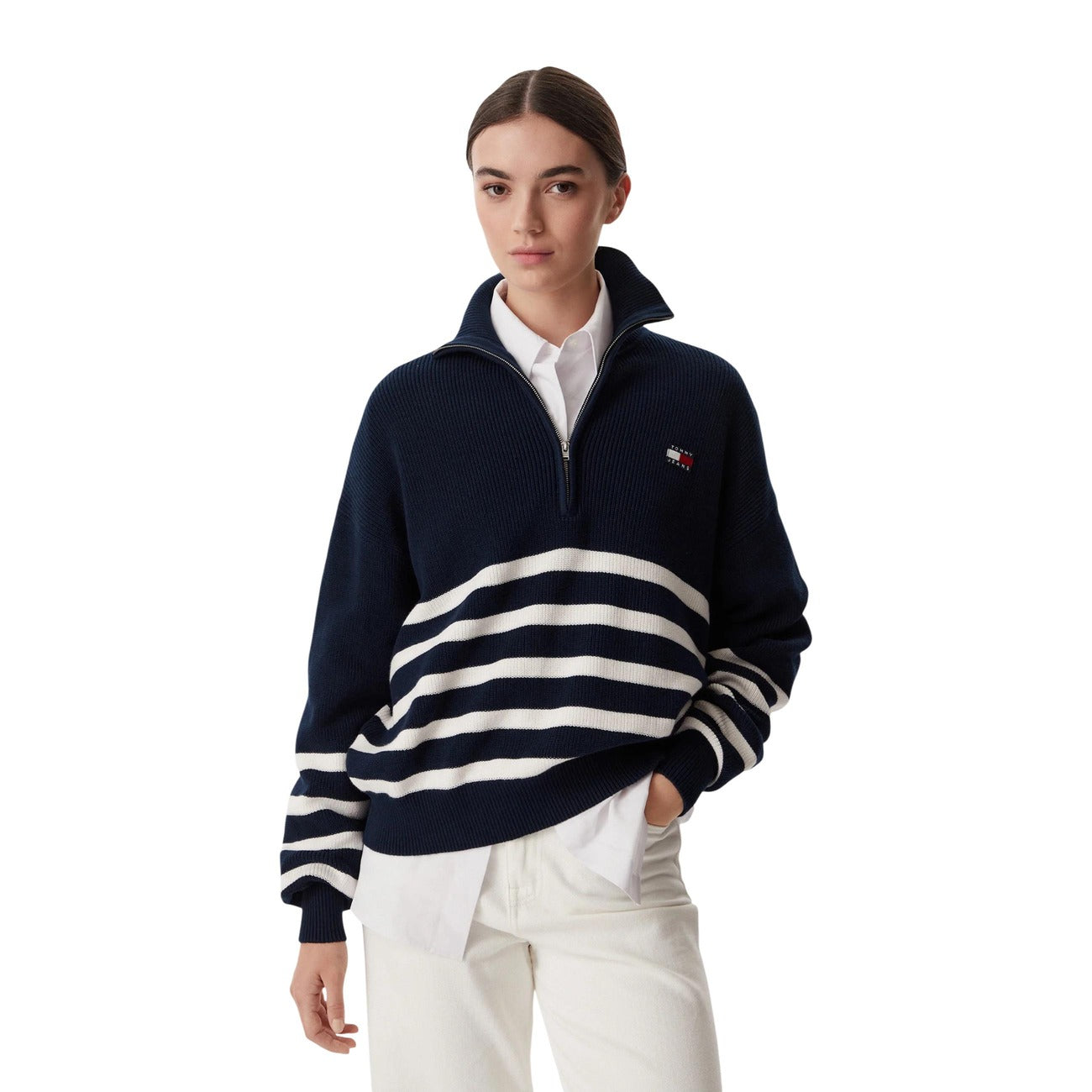 Maglia Tommy Jeans donna a righe blu DW0DW22928. Pullover oversize con mezza cerniera e collo alto in 100% cotone biologico, fantasia marinière e patch logo classico, abbigliamento donna autunno inverno.